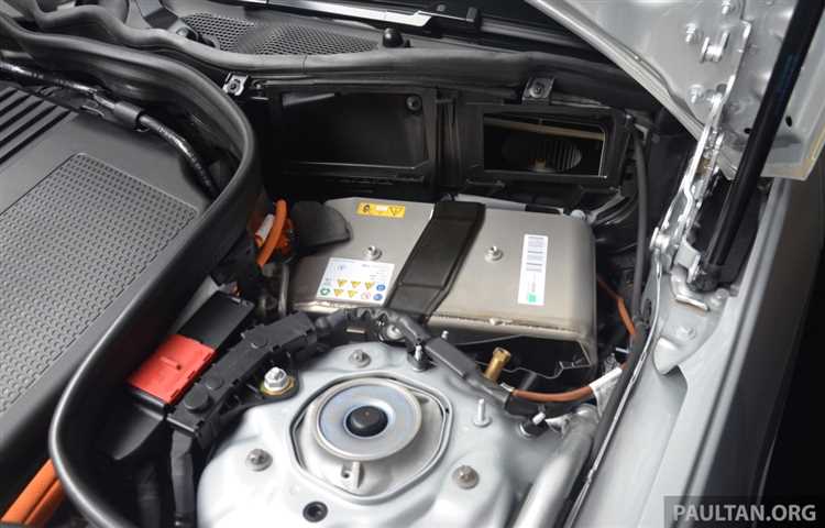 Где расположен дополнительный аккумулятор Mercedes W212 – в моторном отсеке или в багажнике? Где находится дополнительный аккумулятор Mercedes W212: под капотом или в багажнике?