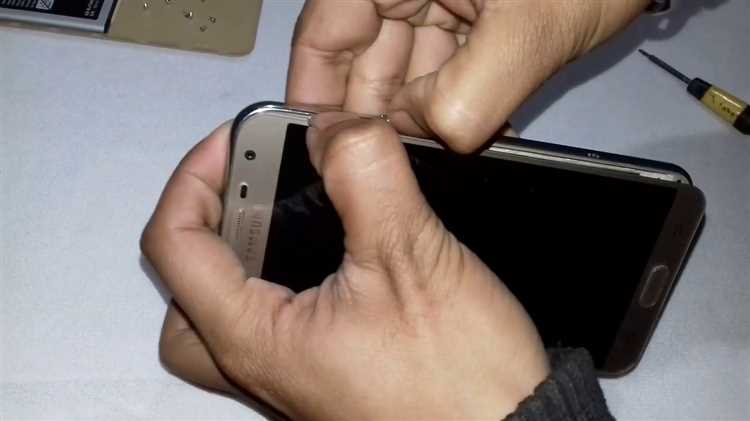 Шаги по снятию крышки с телефона Samsung