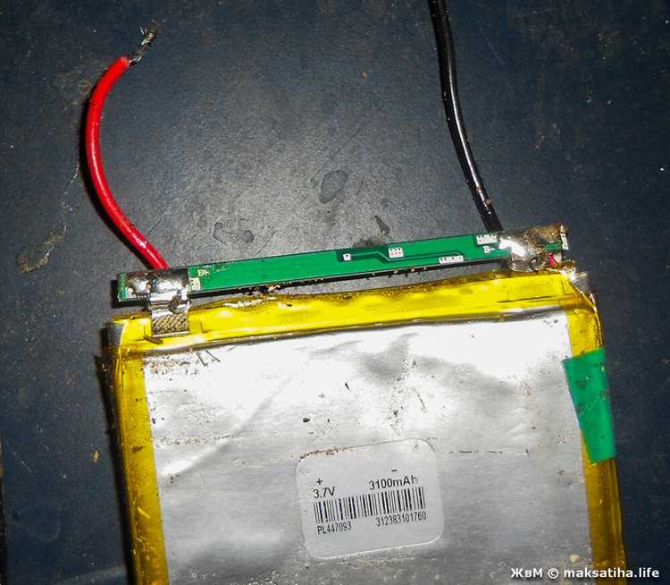 Запускаем планшет при помощи зарядного устройства