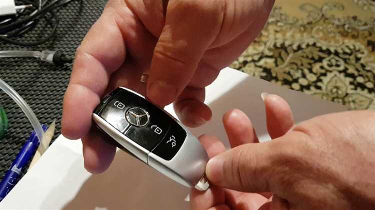 Как заменить батарейку на ключе от Мерседес. Разборка ключа рыбки и замена батарейки.