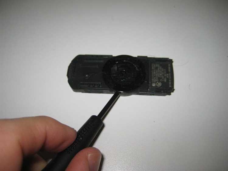 Где находится батарейка в брелке?