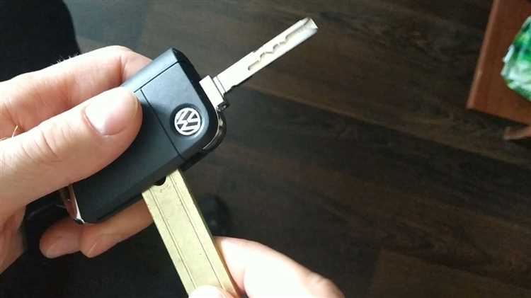 2. Как поменять батарейку в ключе Шкода Кодиак?