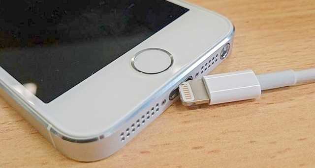 Как зарядить iPhone без стандартного зарядного устройства: 3 необычных способа