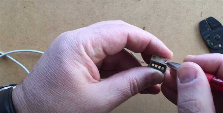 Подключите к USB-порту смартфона