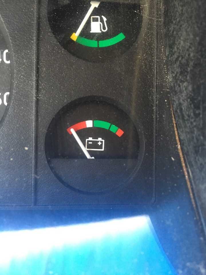 Проверка ремня привода генератора с использованием вольтметра