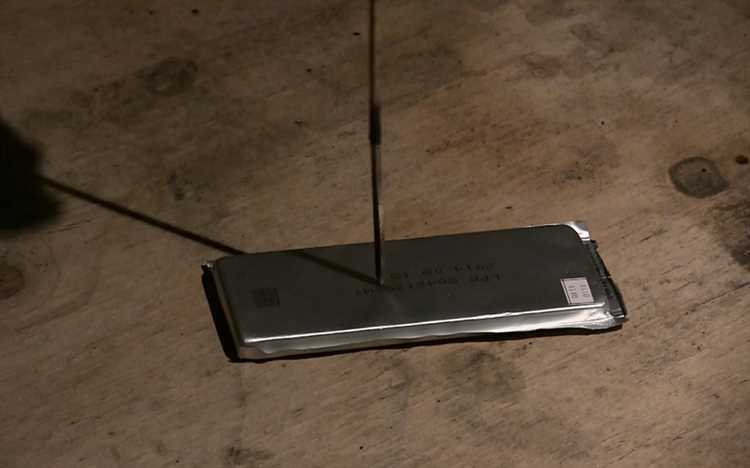 Почему батарея на телефоне может вздуться?